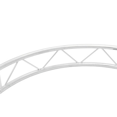 Estrutura metálica curva suspensa cinza prateada com ligações cruzadas