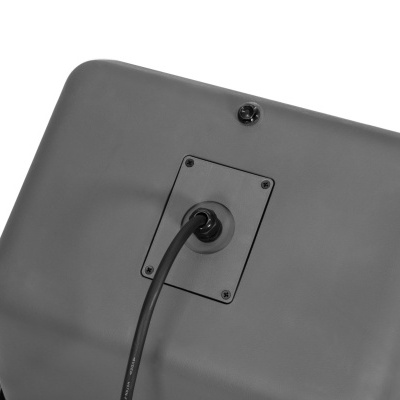 Parte traseira de dispositivo eletrónico cinzento com cabo eléctrico