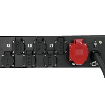 Painel elétrico com tomadas pretas e vermelha, texto Power SUPPLY AC 380V 50HZ 32A - 16A