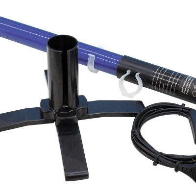 Suporte de chão preto com lâmpada tubular azul e cabo de alimentação com ficha europeia