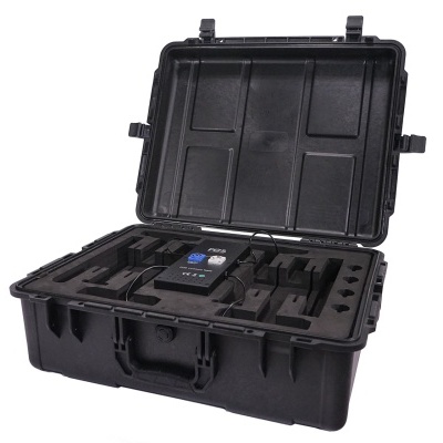 Mala rígida preta aberta com interior acolchoado e fechos laterais