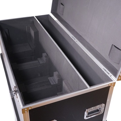 Baú de armazenamento preto com interior cinzento e suportes ajustáveis