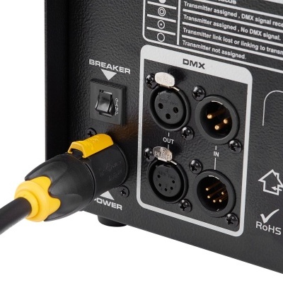 Painel traseiro de equipamento eletrónico com conectores DMX e cabo de alimentação