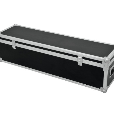 Mala de transporte preta e prateada rígida e retangular