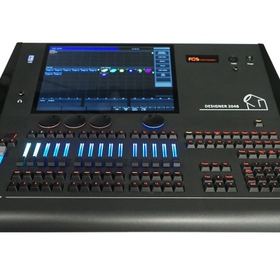 Consola de mistura de som digital preta com ecrã e botões iluminados