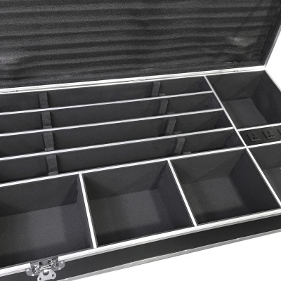 Maleta organizadora preta com vários compartimentos e fechos metálicos
