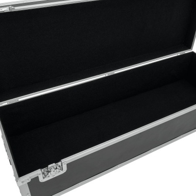 Estojo retangular rígido preto com interior forrado a tecido preto aberto e vazio