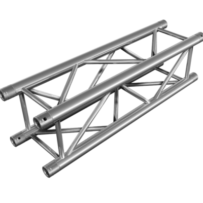 Estrutura metálica tubular prateada com barras diagonais cruzadas