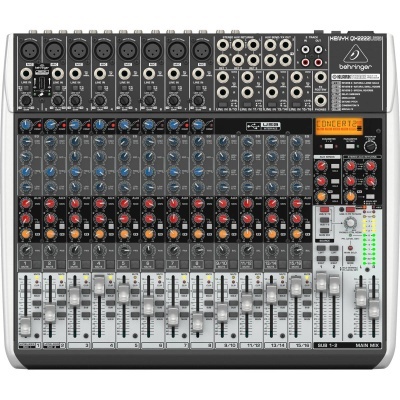 Mesa de mistura Behringer XENYX QX2222USB com múltiplos controles e ecrã LED laranja