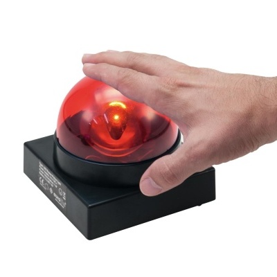 Alarme de incêndio com cúpula vermelha a ser acionado por uma mão