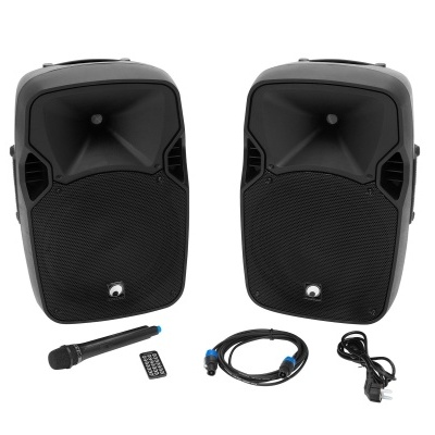 Dois altifalantes pretos, microfone, comando remoto e cabos em fundo branco