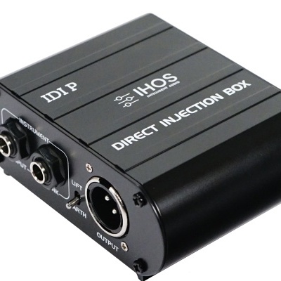 Caixa de injeção direta preta com conexões de áudio e textos em branco