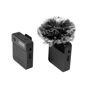 Dois microfones portáteis pretos com proteção anti-vento