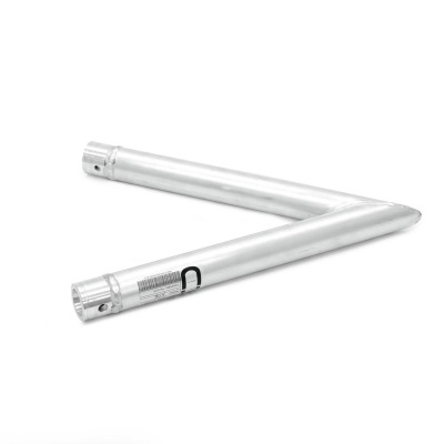 Suporte metálico prateado em forma de ângulo sobre fundo branco