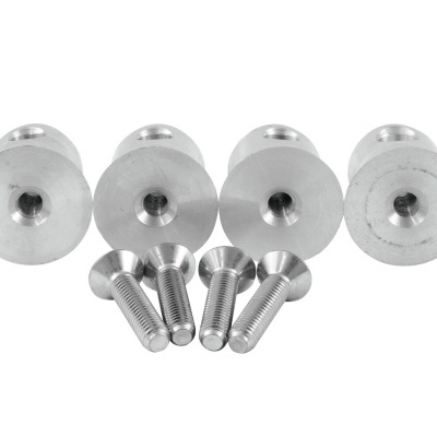 Quatro espaçadores de metal prateados com quatro parafusos prateados em fundo branco
