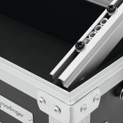 Caixa preta com estrutura de alumínio e etiqueta 'roadinger'