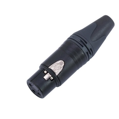Conector XLR preto para áudio com três pinos sobre fundo branco