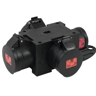 Tomada elétrica preta com três entradas e tampas protectoras