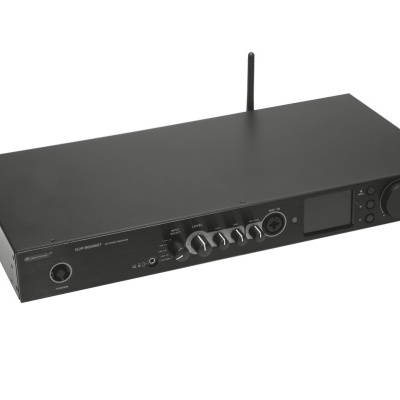 Equipamento de áudio preto com botões e antena