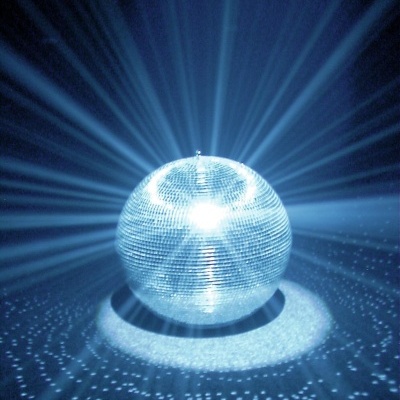 Disco bola espelhada refletindo luz branca