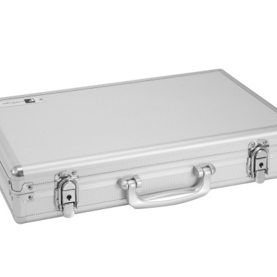 Mala de alumínio prateada fechada com fechaduras e pega central