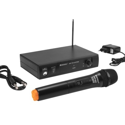 Microfone sem fio preto com receptor e acessórios