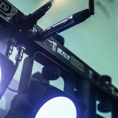 Sistema de iluminação LED com refletores e antena wireless