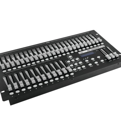 Mesa de mistura áudio profissional preta com vários botões e sliders