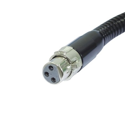 Cabo de áudio preto com conector XLR de três pinos