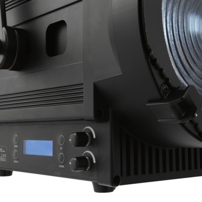 Equipamento de iluminação profissional preto com lente e ecrã digital