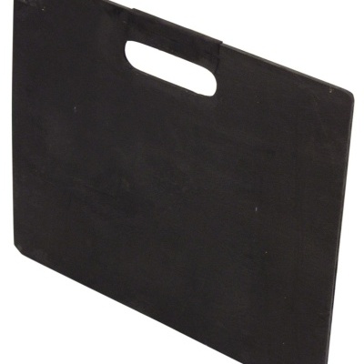 Pasta preta retangular com alça integrada para transporte