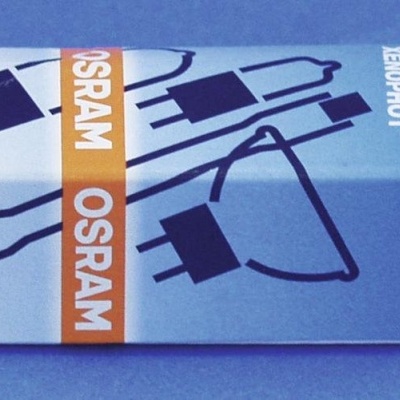 Embalagem azul clara de lâmpada OSRAM com texto e ilustrações