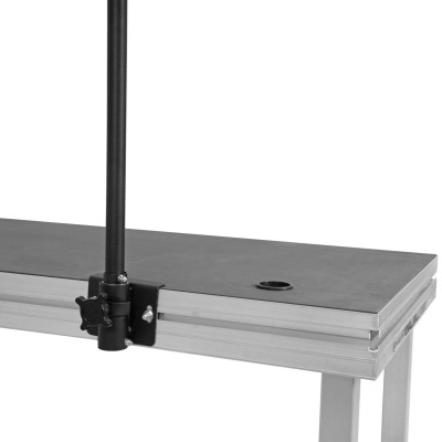 Mesa retangular preta com suporte vertical preto e pernas metálicas