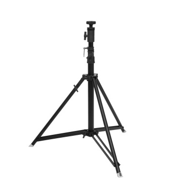 Tripé negro de metal com pernas ajustáveis sobre fundo branco