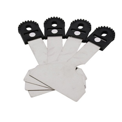 Conjunto de quatro espátulas para pintura com lâminas metálicas e punhos pretos.