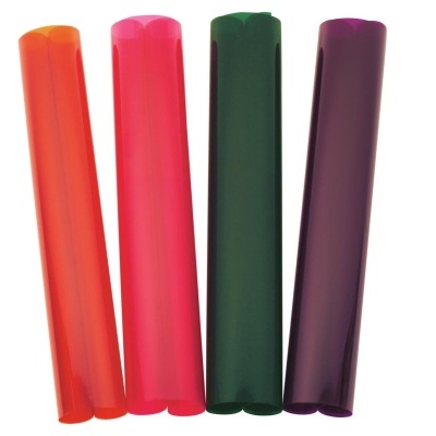 Rolos de plástico translúcido coloridos em laranja, rosa, verde e roxo