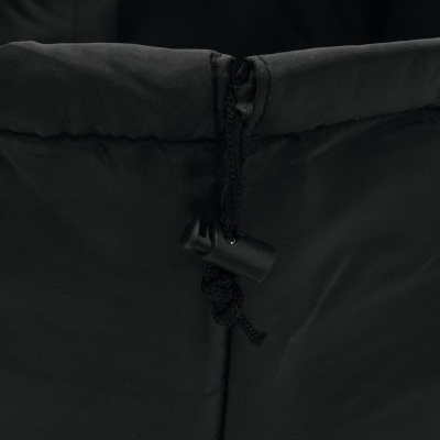 peça preta com cordão de ajuste e trava de plástico