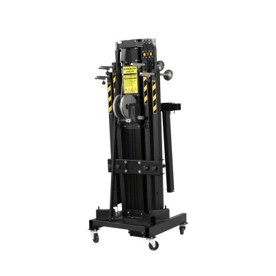 Elevador móvel preto com detalhes amarelos em fundo branco