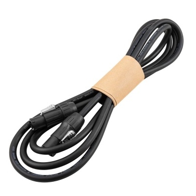 Cabo de áudio preto com conectores metálicos e faixa de velcro bege