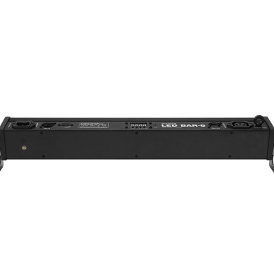 Barra de luz LED preta com várias entradas num fundo branco