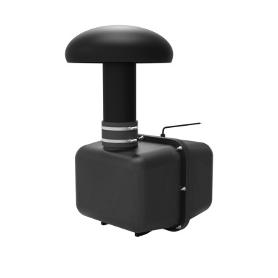 Caixa cinza escuro com tubo preto vertical e estrutura metálica lateral sobre fundo branco