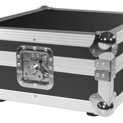 Mala preta com reforços metálicos prateados em fundo branco