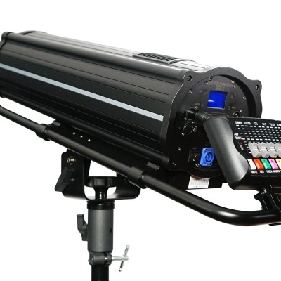 Projetor de iluminação profissional preto montado em tripé