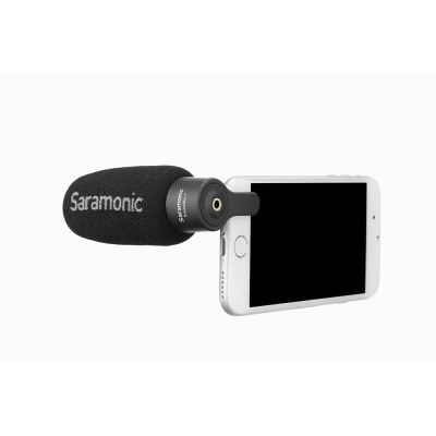 Microfone Saramonic tipo shotgun com capa de espuma preta montado em smartphone branco