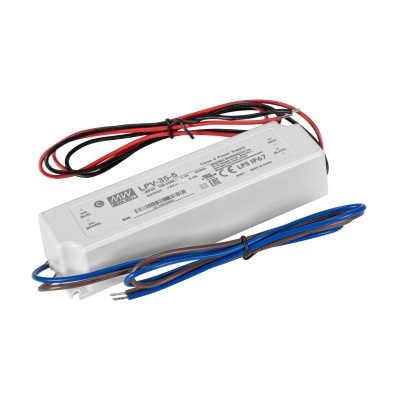 Transformador elétrico branco com cabos coloridos e texto técnico