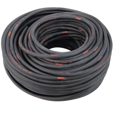 Rolo de cabo elétrico preto com inscrições vermelhas