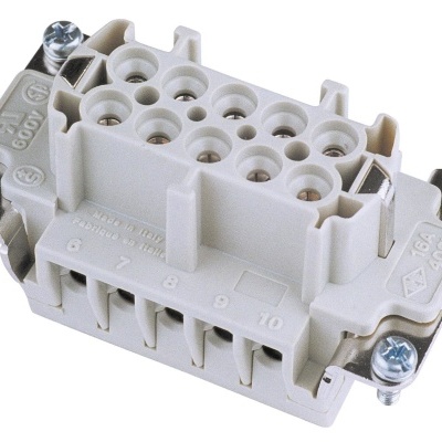 Conector elétrico retangular branco com orifícios e parafusos de fixação