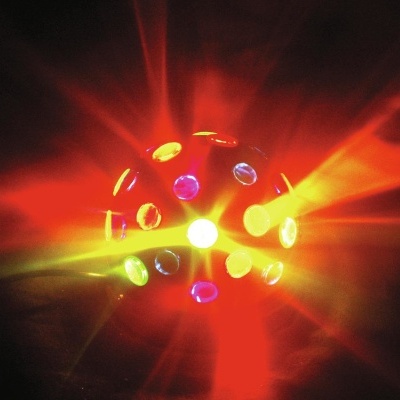 Bola de luzes coloridas com reflexos luminosos em fundo escuro