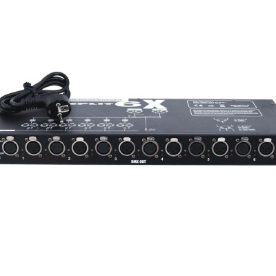 Dispositivo DMX preto da Eurolite com 12 saídas numeradas e cabo de alimentação