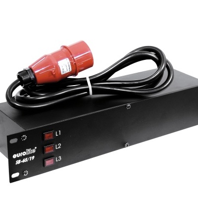 Transformador preto metálico com três interruptores e cabo com conector vermelho